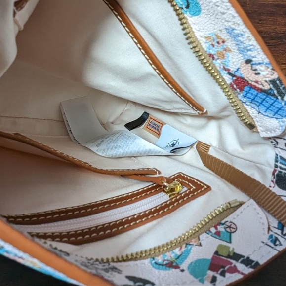 Dooney & Bourke Disney EPCOT 2022 Food and Wine Festival Crossbody bag - Picture 11 of 13